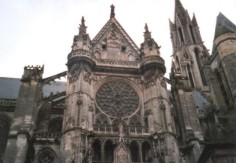 notre_dame1_sml.jpg (13723 bytes)