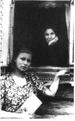 Т.Ф.Есенина (в окне) с внучкой Наташей